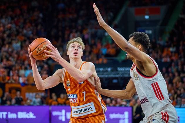 Tobias Jensen (ratiopharm ulm, 07) und Oscar da Silva (FC Bayern, 01) GER, ratiopharm ulm vs. FC Bayern, Basketball, 8. Spieltag, EasyCredit Bundesliga, Spielzeit 2025 2026, 23.11.2025 GER, ratiopharm ulm vs. FC Bayern, Basketball, 8. Spieltag, EasyCredit Bundesliga, Spielzeit 2025 2026, 23.11.2025 Neu-Ulm Copyright: xEibner-Pressefoto GeraldxOelze-dexStoppanyx EP_ODS