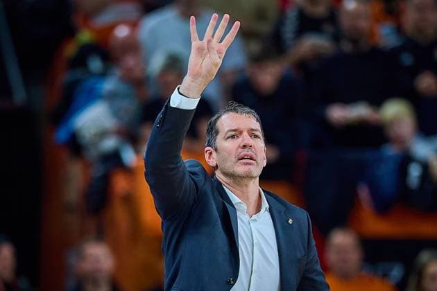 Ty Harrelson (ratiopharm ulm, Head Coach) zeigt an, gestikuliert GER, ratiopharm ulm vs. FC Bayern, Basketball, 8. Spieltag, EasyCredit Bundesliga, Spielzeit 2025 2026, 23.11.2025 GER, ratiopharm ulm vs. FC Bayern, Basketball, 8. Spieltag, EasyCredit Bundesliga, Spielzeit 2025 2026, 23.11.2025 Neu-Ulm Copyright: xEibner-Pressefoto GeraldxOelze-dexStoppanyx EP_ODS