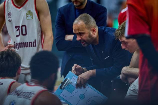 T. J. Parker (FC Bayern, Assistant Coach) in der Auszeit GER, ratiopharm ulm vs. FC Bayern, Basketball, 8. Spieltag, EasyCredit Bundesliga, Spielzeit 2025 2026, 23.11.2025 GER, ratiopharm ulm vs. FC Bayern, Basketball, 8. Spieltag, EasyCredit Bundesliga, Spielzeit 2025 2026, 23.11.2025 Neu-Ulm Copyright: xEibner-Pressefoto GeraldxOelze-dexStoppanyx EP_ODS