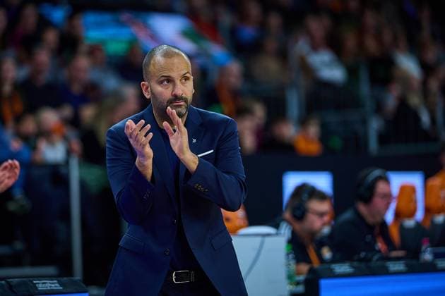 T. J. Parker (FC Bayern, Assistant Coach) applaudiert, klatscht GER, ratiopharm ulm vs. FC Bayern, Basketball, 8. Spieltag, EasyCredit Bundesliga, Spielzeit 2025 2026, 23.11.2025 GER, ratiopharm ulm vs. FC Bayern, Basketball, 8. Spieltag, EasyCredit Bundesliga, Spielzeit 2025 2026, 23.11.2025 Neu-Ulm Copyright: xEibner-Pressefoto GeraldxOelze-dexStoppanyx EP_ODS