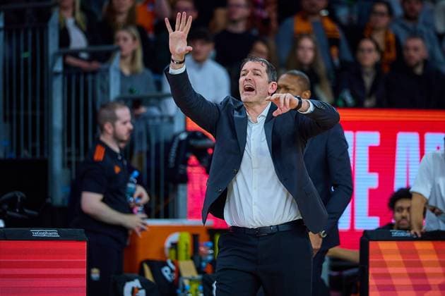 Ty Harrelson (ratiopharm ulm, Head Coach) gestikuliert, zeigt an GER, ratiopharm ulm vs. FC Bayern, Basketball, 8. Spieltag, EasyCredit Bundesliga, Spielzeit 2025 2026, 23.11.2025 GER, ratiopharm ulm vs. FC Bayern, Basketball, 8. Spieltag, EasyCredit Bundesliga, Spielzeit 2025 2026, 23.11.2025 Neu-Ulm Copyright: xEibner-Pressefoto GeraldxOelze-dexStoppanyx EP_ODS