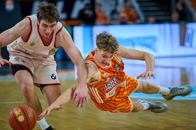 Justinian Jessup (FC Bayern, 10) gewinnt den Ball gegen Tobias Jensen (ratiopharm ulm, 07) GER, ratiopharm ulm vs. FC Bayern, Basketball, 8. Spieltag, EasyCredit Bundesliga, Spielzeit 2025 2026, 23.11.2025 GER, ratiopharm ulm vs. FC Bayern, Basketball, 8. Spieltag, EasyCredit Bundesliga, Spielzeit 2025 2026, 23.11.2025 Neu-Ulm Copyright: xEibner-Pressefoto GeraldxOelze-dexStoppanyx EP_ODS