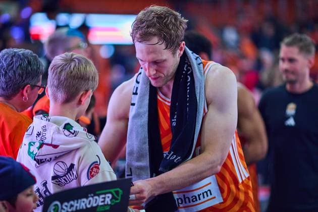 Christian Sengfelder (ratiopharm ulm, 43) gibt Autogramme GER, ratiopharm ulm vs. FC Bayern, Basketball, 8. Spieltag, EasyCredit Bundesliga, Spielzeit 2025 2026, 23.11.2025 GER, ratiopharm ulm vs. FC Bayern, Basketball, 8. Spieltag, EasyCredit Bundesliga, Spielzeit 2025 2026, 23.11.2025 Neu-Ulm Copyright: xEibner-Pressefoto GeraldxOelze-dexStoppanyx EP_ODS