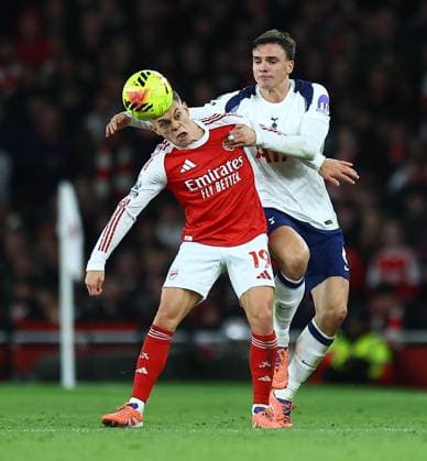 Joao Palhinha of Tottenham Hotspur competes for the ball with Leandro Trossard of Arsenal Arsenal v Tottenham Hotspur, Premier League, Football, Emirates Stadium, London, UK - 23 Nov 2025London Emirates Stadium United Kingdom EDITORIAL USE ONLY No use with unauthorised audio, video, data, fixture lists, club league logos or live services. Online in-match use limited to 120 images, no video emulation. No use in betting, games or single club league player publications. Copyright: xMichaelxZemanek Shutterstockx 15860967bc
