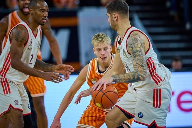 Teo Milicic (ratiopharm ulm, 44) konzentriert in der Defence gegen Stefan Jovic (FC Bayern, 16) GER, ratiopharm ulm vs. FC Bayern, Basketball, 8. Spieltag, EasyCredit Bundesliga, Spielzeit 2025 2026, 23.11.2025 GER, ratiopharm ulm vs. FC Bayern, Basketball, 8. Spieltag, EasyCredit Bundesliga, Spielzeit 2025 2026, 23.11.2025 Neu-Ulm Copyright: xEibner-Pressefoto GeraldxOelze-dexStoppanyx EP_ODS