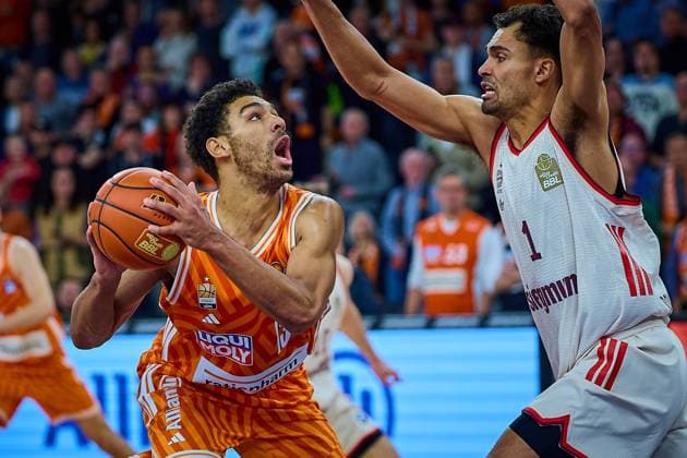 Mark Smith (ratiopharm ulm, 13) setzt gegen Oscar da Silva (FC Bayern, 01) zum Wurf an GER, ratiopharm ulm vs. FC Bayern, Basketball, 8. Spieltag, EasyCredit Bundesliga, Spielzeit 2025 2026, 23.11.2025 GER, ratiopharm ulm vs. FC Bayern, Basketball, 8. Spieltag, EasyCredit Bundesliga, Spielzeit 2025 2026, 23.11.2025 Neu-Ulm Copyright: xEibner-Pressefoto GeraldxOelze-dexStoppanyx EP_ODS