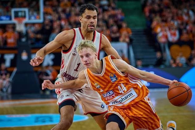 Zweikampf, Duell zwischen Teo Milicic (ratiopharm ulm, 44) und Oscar da Silva (FC Bayern, 01) GER, ratiopharm ulm vs. FC Bayern, Basketball, 8. Spieltag, EasyCredit Bundesliga, Spielzeit 2025 2026, 23.11.2025 GER, ratiopharm ulm vs. FC Bayern, Basketball, 8. Spieltag, EasyCredit Bundesliga, Spielzeit 2025 2026, 23.11.2025 Neu-Ulm Copyright: xEibner-Pressefoto GeraldxOelze-dexStoppanyx EP_ODS
