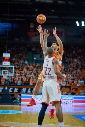 Mark Smith (ratiopharm ulm, 13) attackiert den Korb gegen Isiaha Mike (FC Bayern, 22) GER, ratiopharm ulm vs. FC Bayern, Basketball, 8. Spieltag, EasyCredit Bundesliga, Spielzeit 2025 2026, 23.11.2025 GER, ratiopharm ulm vs. FC Bayern, Basketball, 8. Spieltag, EasyCredit Bundesliga, Spielzeit 2025 2026, 23.11.2025 Neu-Ulm Copyright: xEibner-Pressefoto GeraldxOelze-dexStoppanyx EP_ODS