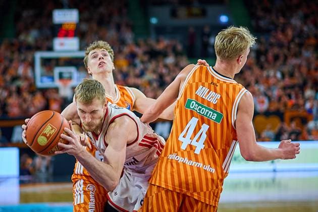 Nils Giffey (FC Bayern, 05) setzt sich gegen Tobias Jensen (ratiopharm ulm, 07) und Teo Milicic (ratiopharm ulm, 44) durch GER, ratiopharm ulm vs. FC Bayern, Basketball, 8. Spieltag, EasyCredit Bundesliga, Spielzeit 2025 2026, 23.11.2025 GER, ratiopharm ulm vs. FC Bayern, Basketball, 8. Spieltag, EasyCredit Bundesliga, Spielzeit 2025 2026, 23.11.2025 Neu-Ulm Copyright: xEibner-Pressefoto GeraldxOelze-dexStoppanyx EP_ODS