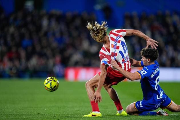 November 23, 2025, Getafe, Madrid, Spain: Marcos Llorente of Atletico de Madrid and Mario Martin of Getafe CF compete for the ball during the Spanish League, LaLiga EA Sports, football match played between Getafe CF and Atletico de Madrid at Coliseum de Getafe stadium on November 23, 2025, in Getafe, Spain. Getafe Spain - ZUMAa181 20251123_zaa_a181_230 Copyright: xDennisxAgyemanx