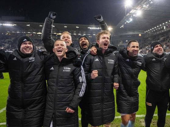 Fussball, Herren, Saison 2025 2026, 1. Bundesliga (11. Spieltag), FC St. Pauli - 1. FC Union Berlin, v. l. Torhüter Matheo Raab (1. FC Union Berlin), Tim Skarke (1. FC Union Berlin), Co-Trainer Kevin McKenna (1. FC Union Berlin), Co-Trainer Danilo de Souza (1. FC Union Berlin), Torhüter Frederik Rönnow (1. FC Union Berlin), Rani Khedira (1. FC Union Berlin), Co-Trainer Sebastian Bönig (1. FC Union Berlin), Jubel nach Abpfiff, 23.11. 2025, Copyright: xMatthiasxKochx
