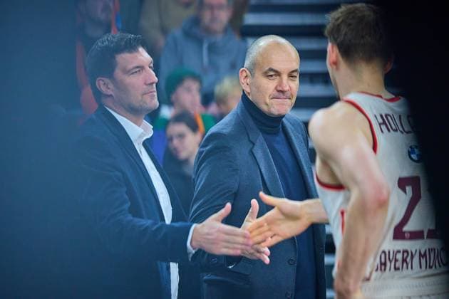 Adrian Sarmiento (FC Bayern, Kaufmaennischer Geschaeftsfuehrer) und Dragan Tarlac (FC Bayern, Geschaeftsfuehrer klatschen Isiaha Mike (FC Bayern, 22) ab GER, ratiopharm ulm vs. FC Bayern, Basketball, 8. Spieltag, EasyCredit Bundesliga, Spielzeit 2025 2026, 23.11.2025 GER, ratiopharm ulm vs. FC Bayern, Basketball, 8. Spieltag, EasyCredit Bundesliga, Spielzeit 2025 2026, 23.11.2025 Neu-Ulm Copyright: xEibner-Pressefoto GeraldxOelze-dexStoppanyx EP_ODS