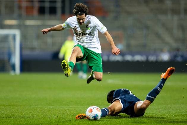 23.11.2025, xkwix, Fußball, Regionalliga West, VfL Bochum 1848 U21, U 21 - FC Gütersloh, Vonovia Ruhrstadion: Paolo Maiella (FC Gütersloh 9) im Zweikampf gegen Jamil Najjar (VfL Bochum U21 44) NRW Deutschland