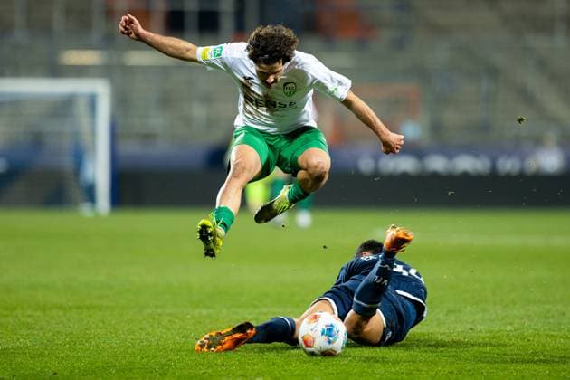 23.11.2025, xkwix, Fußball, Regionalliga West, VfL Bochum 1848 U21, U 21 - FC Gütersloh, Vonovia Ruhrstadion: Paolo Maiella (FC Gütersloh 9) im Zweikampf gegen Jamil Najjar (VfL Bochum U21 44) NRW Deutschland