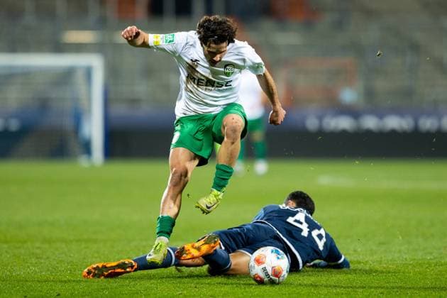 23.11.2025, xkwix, Fußball, Regionalliga West, VfL Bochum 1848 U21, U 21 - FC Gütersloh, Vonovia Ruhrstadion: Paolo Maiella (FC Gütersloh 9) im Zweikampf gegen Jamil Najjar (VfL Bochum U21 44) NRW Deutschland