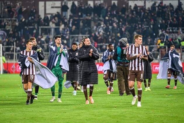 Fußball I Herren I Saison 2025-2026 I Bundesliga I 11. Spieltag I FC St. Pauli - 1. FC Union Berlin I 23.11.2025 Martijn Kaars (19, FC St. Pauli), Nikola Vasilj (22, FC St. Pauli), Jackson Irvine (7, FC St. Pauli), Eric Smith (8, FC St. Pauli) Hamburg Millerntor-Stadion Hamburg Deutschland Copyright: xLobecax xHenningxRohlfsx