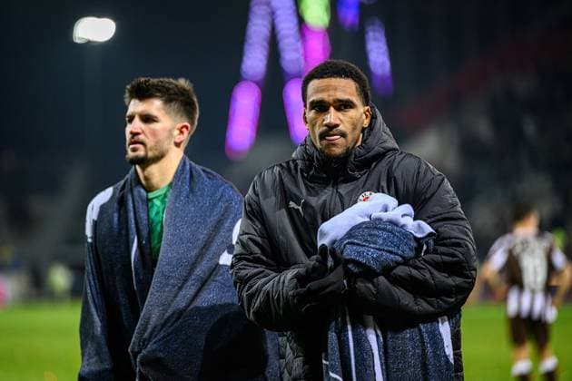 Fußball I Herren I Saison 2025-2026 I Bundesliga I 11. Spieltag I FC St. Pauli - 1. FC Union Berlin I 23.11.2025 Nikola Vasilj (22, FC St. Pauli), Andreas Hountondji (27, FC St. Pauli) Hamburg Millerntor-Stadion Hamburg Deutschland Copyright: xLobecax xHenningxRohlfsx