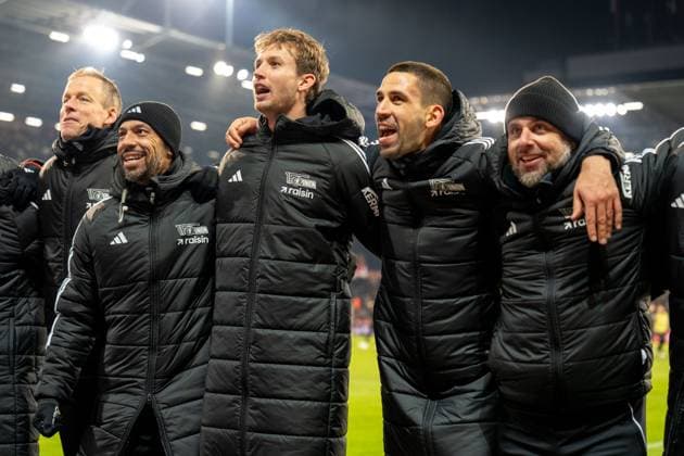 Union jubelt Jubel nach Sieg Spielende, Rani Khedira (1. FC Union Berlin, 08), GER, FC St. Pauli vs. 1. FC Union Berlin, Fussball, Bundesliga, Spieltag 11, Saison 2025 2026, 23.11.2025 DFL REGULATIONS PROHIBIT ANY USE OF PHOTOGRAPHS AS IMAGE SEQUENCES AND OR QUASI-VIDEO GER, FC St. Pauli vs. 1. FC Union Berlin, Fussball, Bundesliga, Spieltag 11, Saison 2025 2026, 23.11.2025 Hamburg Copyright: xEibner-Pressefoto MaxxVincenx EP_MVN