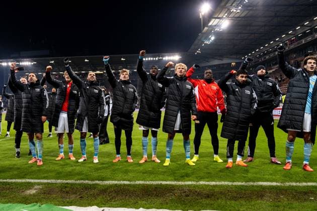 Union jubelt Jubel nach Sieg Spielende, Mannschaft vor den Fans, Rani Khedira (1. FC Union Berlin, 08), Tom Rothe (1. FC Union Berlin, 15), Leopold Querfeld (1. FC Union Berlin, 14), Christopher Trimmel (1. FC Union Berlin, 28), Derrick Koehn (1. FC Union Berlin, 39), GER, FC St. Pauli vs. 1. FC Union Berlin, Fussball, Bundesliga, Spieltag 11, Saison 2025 2026, 23.11.2025 DFL REGULATIONS PROHIBIT ANY USE OF PHOTOGRAPHS AS IMAGE SEQUENCES AND OR QUASI-VIDEO GER, FC St. Pauli vs. 1. FC Union Berlin, Fussball, Bundesliga, Spieltag 11, Saison 2025 2026, 23.11.2025 Hamburg Copyright: xEibner-Pressefoto MaxxVincenx EP_MVN