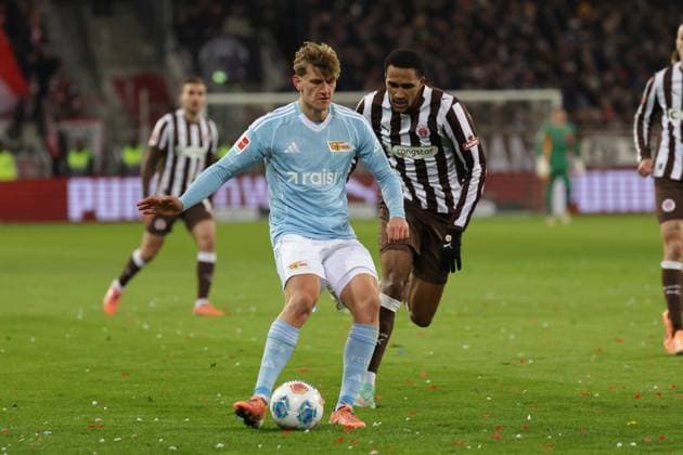 GER, Hamburg, Fussball, DFL, FC St. Pauli vs 1.FC Union Berlin, im Millerntor Stadion , 23.11.2025 , v.l. Tom Rothe (1.FC Union Berlin ,15) , Andreas Hountondji (FC St. Pauli ,27 ) DFL regulations prohibit any use of photographs as image sequences and or quasi-video. Copyright: HMBxMedia FernandoxSoares