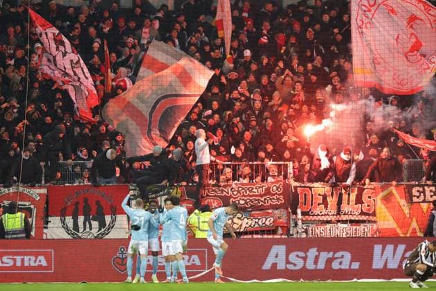 GER, Hamburg, Fussball, DFL, FC St. Pauli vs 1.FC Union Berlin, im Millerntor Stadion , 23.11.2025 , v.l. Die Fans vom 1.FC Union Berlin feiern den Sieg gegen den FC St. Pauli DFL regulations prohibit any use of photographs as image sequences and or quasi-video. Copyright: HMBxMedia FernandoxSoares