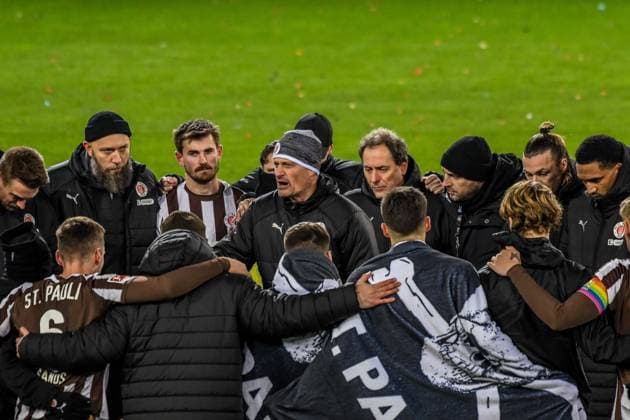 Trainer Alexander Blessin spricht zur Mannschaft ( Pauli ) im Mannschaftskreis Deutschland , Hamburg , Millerntorstadion , Fussball , 1. Bundesliga , FC St Pauli - 1 FC Union Berlin