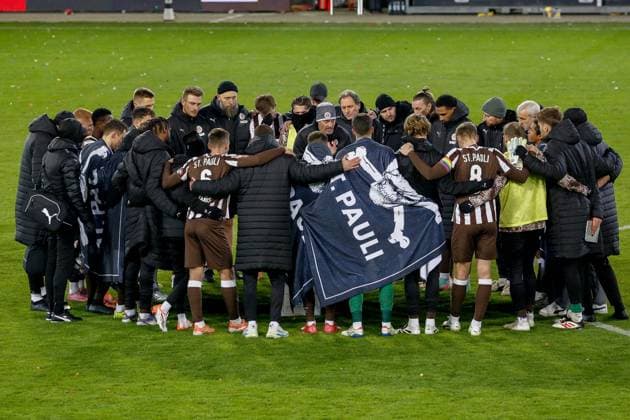 Trainer Alexander Blessin spricht zur Mannschaft ( Pauli ) im Mannschaftskreis Deutschland , Hamburg , Millerntorstadion , Fussball , 1. Bundesliga , FC St Pauli - 1 FC Union Berlin