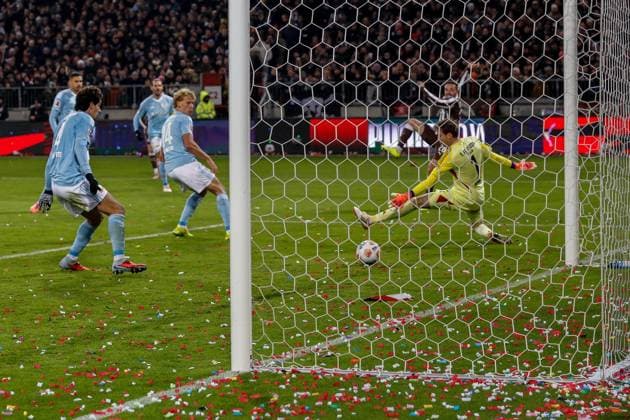 Mathias Pereira Lage ( Pauli ) schiesst an den Pfosten Frederik Rönnow ( Union ) Deutschland , Hamburg , Millerntorstadion , Fussball , 1. Bundesliga , FC St Pauli - 1 FC Union Berlin