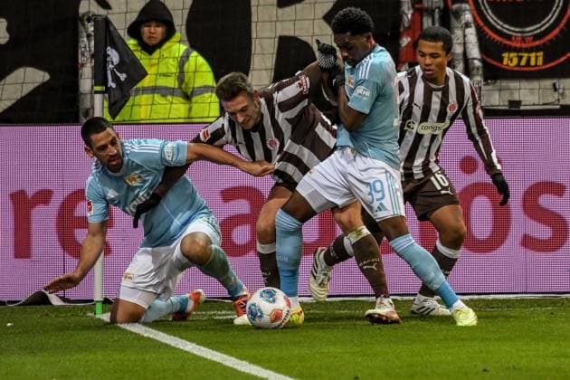 Hauke Wahl Joel Chima Fujita ( Pauli ) Rani Khedira 39 Derrick Köhn ( Union ) Deutschland , Hamburg , Millerntorstadion , Fussball , 1. Bundesliga , FC St Pauli - 1 FC Union Berlin