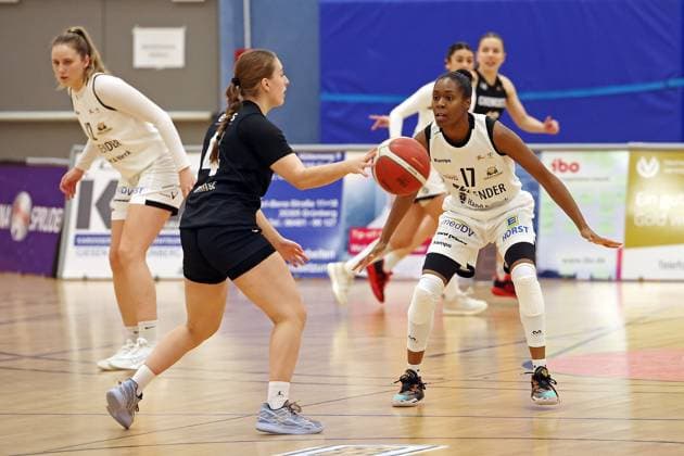 23.11.2025, xovx, Basketball DBBL, 2. Damen Basketball Bundesliga Nord, Bender Baskets Grünberg - ChemCats Chemnitz v.l. Emma Kramer (Bender Baskets Grünberg), Jette Krause (ChemCats Chemnitz), Tonisha Baker (Bender Baskets Grünberg) Grünberg Sporthalle Theo-Koch-Schule Hessen Deutschland (DE)