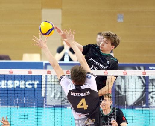 von links Darius DIEFENBACH (Ludwigsburg), Jakub KLAJMON (Haching), He-Volleyball, 1. BL,25 26, TSV Haching Muenchen vs Barock Volleys Ludwigsburg, , Geothermie Arena, Unterhaching, 23.11.25 Copyright: WolfgangxFehrmann