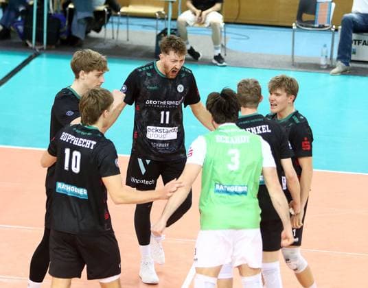 Hachinger Freude ueber einen Punktgewinn, He-Volleyball, 1. BL,25 26, TSV Haching Muenchen vs Barock Volleys Ludwigsburg, , Geothermie Arena, Unterhaching, 23.11.25 Copyright: WolfgangxFehrmann