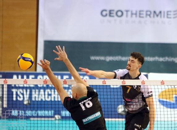 von links Fietje FERCH (Haching), Tim KOEPFLI (Ludwigsburg), He-Volleyball, 1. BL,25 26, TSV Haching Muenchen vs Barock Volleys Ludwigsburg, , Geothermie Arena, Unterhaching, 23.11.25 Copyright: WolfgangxFehrmann