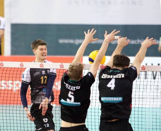 von links Mykyta SHAPOVALOV (Ludwigsburg), Florian KRENKEL (Haching), Alexej ZHBANKOV (Haching), He-Volleyball, 1. BL,25 26, TSV Haching Muenchen vs Barock Volleys Ludwigsburg, , Geothermie Arena, Unterhaching, 23.11.25 Copyright: WolfgangxFehrmann