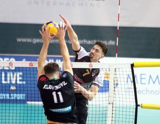 von links Marco MILOVANOVIC (Haching), Tim KOEPFLI (Ludwigsburg), He-Volleyball, 1. BL,25 26, TSV Haching Muenchen vs Barock Volleys Ludwigsburg, , Geothermie Arena, Unterhaching, 23.11.25 Copyright: WolfgangxFehrmann