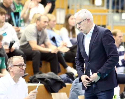 rechts coach Mircea DUDAS (Haching),im Gespraech mit seinem Co-Trainer He-Volleyball, 1. BL,25 26, TSV Haching Muenchen vs Barock Volleys Ludwigsburg, , Geothermie Arena, Unterhaching, 23.11.25 Copyright: WolfgangxFehrmann