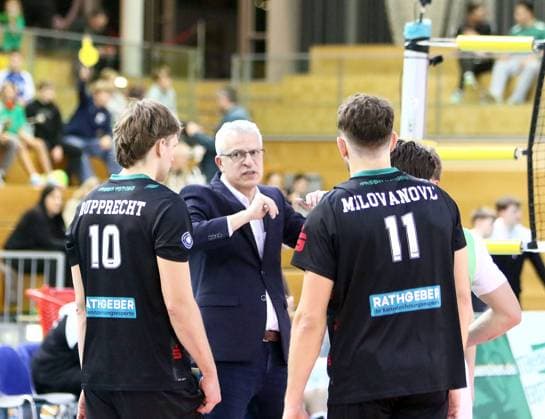 in der Mitte coach Mircea DUDAS (Haching),im Gespraech mit zwei Spielern, He-Volleyball, 1. BL,25 26, TSV Haching Muenchen vs Barock Volleys Ludwigsburg, , Geothermie Arena, Unterhaching, 23.11.25 Copyright: WolfgangxFehrmann