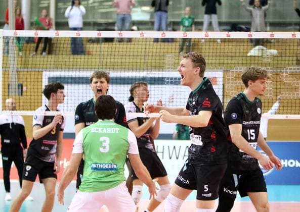 Hachinger Freude ueber einen Punjktgewinn, He-Volleyball, 1. BL,25 26, TSV Haching Muenchen vs Barock Volleys Ludwigsburg, , Geothermie Arena, Unterhaching, 23.11.25 Copyright: WolfgangxFehrmann