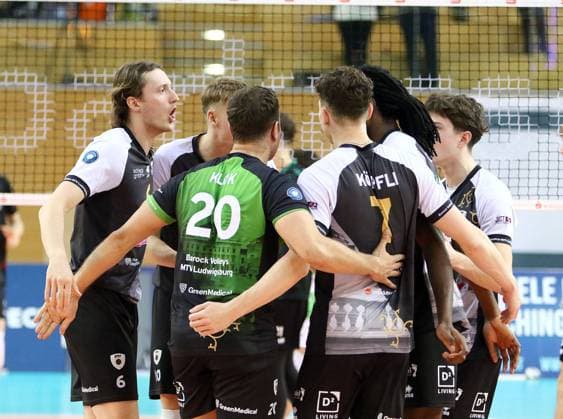 Ludwigsburger Freude ueber einen Punktgewinn, He-Volleyball, 1. BL,25 26, TSV Haching Muenchen vs Barock Volleys Ludwigsburg, , Geothermie Arena, Unterhaching, 23.11.25 Copyright: WolfgangxFehrmann