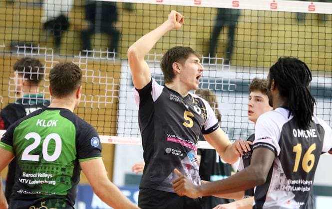 Ludwigsburger Freude ueber einen Punktgewinn, in der Mitte Jan HUBER (Ludwigsburg), He-Volleyball, 1. BL,25 26, TSV Haching Muenchen vs Barock Volleys Ludwigsburg, , Geothermie Arena, Unterhaching, 23.11.25 Copyright: WolfgangxFehrmann