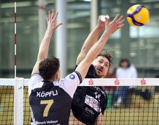 von links Tim KOEPFLI (Ludwigsburg), Marco MILOVANOVIC (Haching), He-Volleyball, 1. BL,25 26, TSV Haching Muenchen vs Barock Volleys Ludwigsburg, , Geothermie Arena, Unterhaching, 23.11.25 Copyright: WolfgangxFehrmann