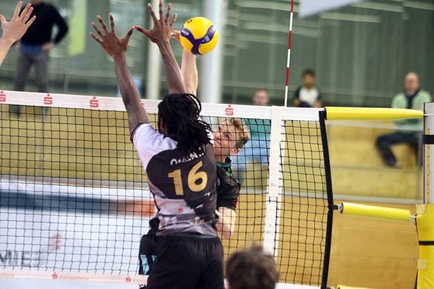 von links Nyherowo OMENE (Ludwigsburg), Florian KRENKEL (Haching), He-Volleyball, 1. BL,25 26, TSV Haching Muenchen vs Barock Volleys Ludwigsburg, , Geothermie Arena, Unterhaching, 23.11.25 Copyright: WolfgangxFehrmann