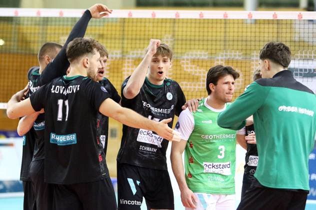 Hachinger Freude ueber den Sieg He-Volleyball, 1. BL,25 26, TSV Haching Muenchen vs Barock Volleys Ludwigsburg, , Geothermie Arena, Unterhaching, 23.11.25 Copyright: WolfgangxFehrmann
