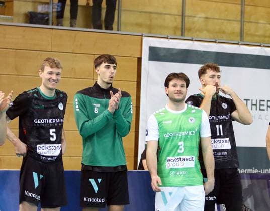 Hachinger Freude nach dem Sieg, He-Volleyball, 1. BL,25 26, TSV Haching Muenchen vs Barock Volleys Ludwigsburg, , Geothermie Arena, Unterhaching, 23.11.25 Copyright: WolfgangxFehrmann