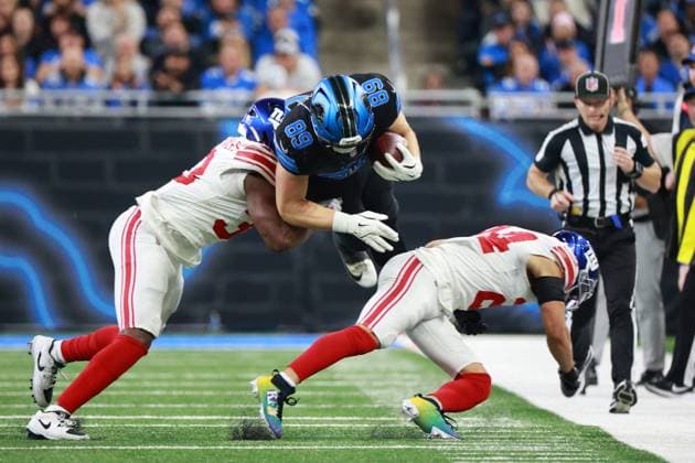 New York Giants vs Detroit Lions DETROIT,MICHIGAN-NOVEMBER 23: Detroit Lions tight end Brock Wright 89 runs the ball during the first half of an NFL, American Football Herren, USA football game between the New York Giants and the Detroit Lions in Detroit, Michigan USA, on Sunday, November 23, 2025 Detroit Michigan United States  Copyright: xJorgexLemusx originalFilename:lemus-newyorkg251123_np3tf.jpg