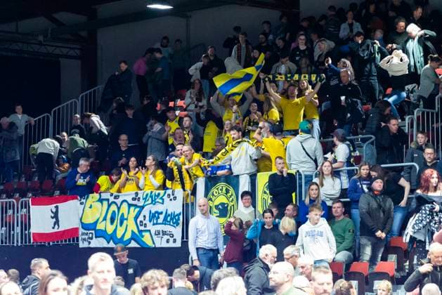 23.11.2025, xomx, Basketball easyCredit BBL Bundesliga, NINERS Chemnitz - Alba Berlin v.l. Das Spiel ist vorbei. Endstand: 85:89. Die Mannen aus der Hauptstadt jubeln und feiern noch einmal mit ihren Fans. Chemnitz