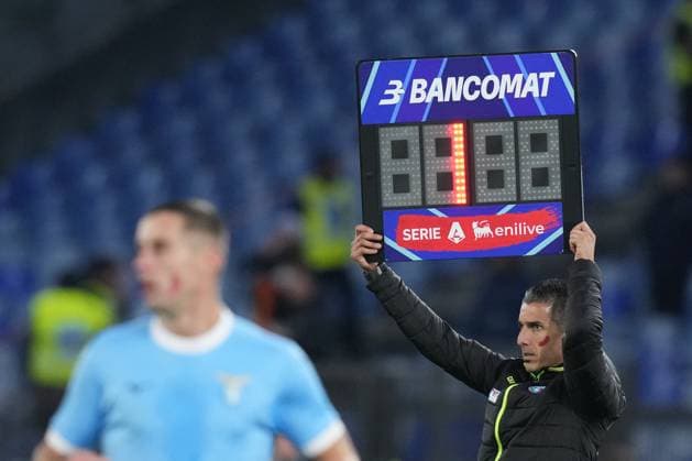 Fourth official Marinelli shows the injury time on the light board during the Serie A EniLive soccer match between Lazio and Lecce at the Rome s Olympic stadium, Italy - Sunday November 23, 2025 - Soccer ( Photo by Alfredo Falcone LaPresse )  Copyright: xAlfredoxFalcone LaPressex