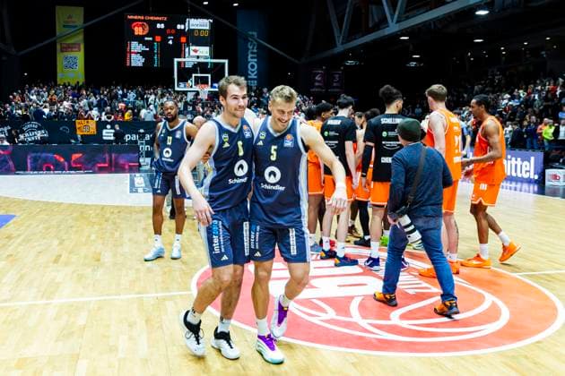 23.11.2025, xomx, Basketball easyCredit BBL Bundesliga, NINERS Chemnitz - Alba Berlin v.l. Das Spiel ist vorbei. Endstand: 85:89. Die Mannen aus der Hauptstadt jubeln und feiern noch einmal mit ihren Fans. Chemnitz