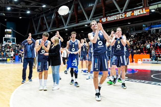 23.11.2025, xomx, Basketball easyCredit BBL Bundesliga, NINERS Chemnitz - Alba Berlin v.l. Das Spiel ist vorbei. Endstand: 85:89. Die Mannen aus der Hauptstadt jubeln und feiern noch einmal mit ihren Fans. Chemnitz
