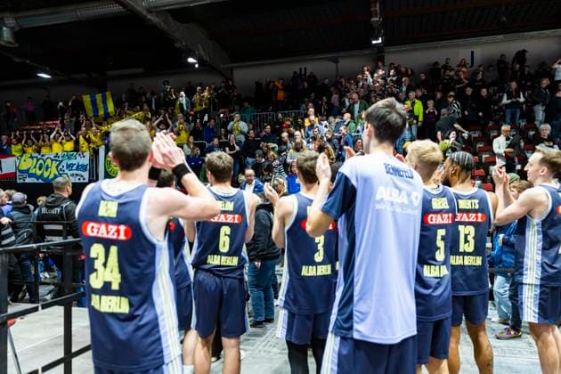 23.11.2025, xomx, Basketball easyCredit BBL Bundesliga, NINERS Chemnitz - Alba Berlin v.l. Das Spiel ist vorbei. Endstand: 85:89. Die Mannen aus der Hauptstadt jubeln und feiern noch einmal mit ihren Fans. Chemnitz
